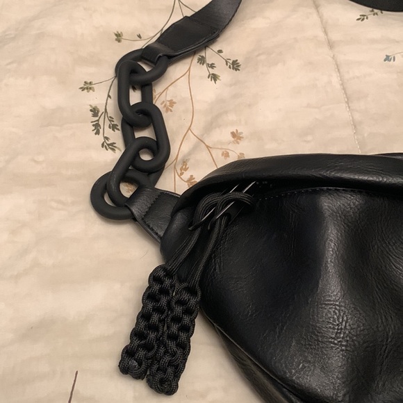 Sling bag w/ chain detail - Picture 10 of 10